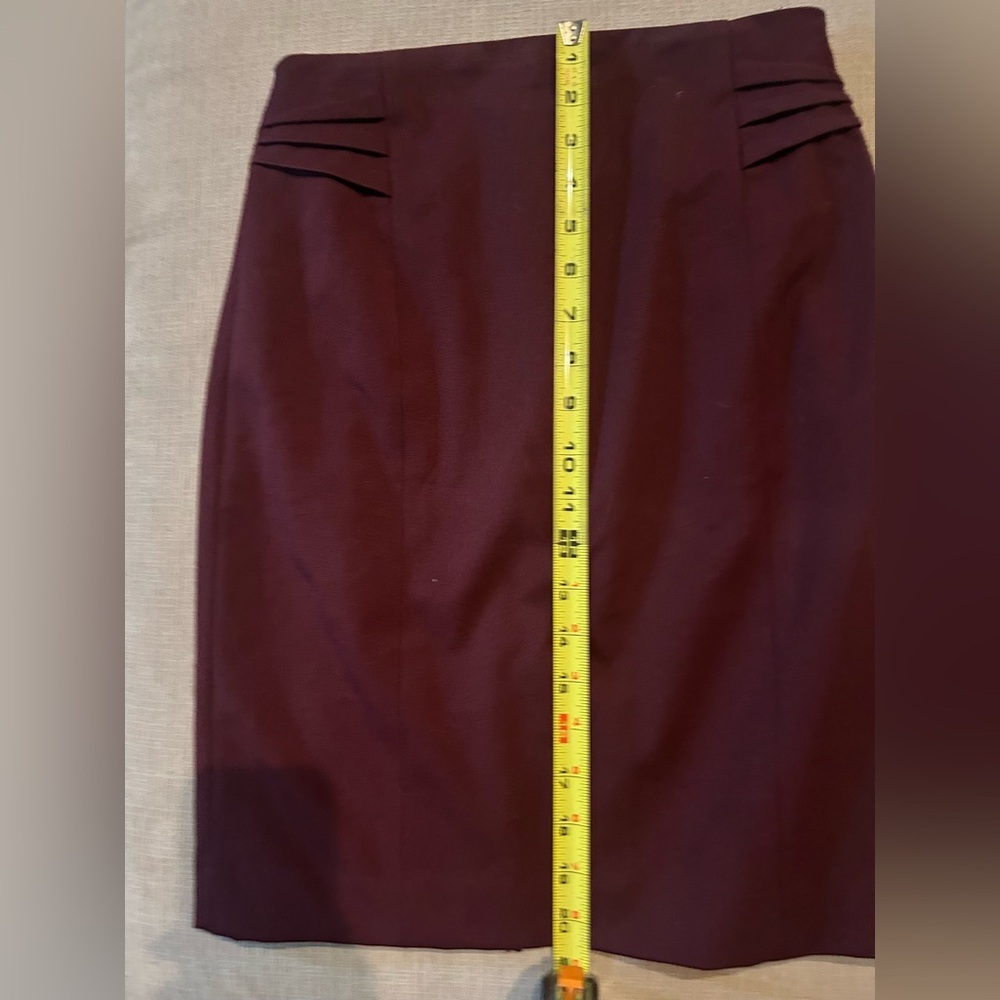 Flattering fitted pencil skirt -full lined w/ back slit & zipped back closure.